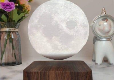 MOONFLIGHT – Lune en lévitation sur base bois foncé avec illumination bicolore